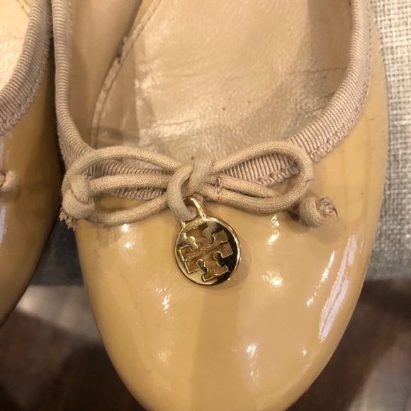 Tory Burch Patent Leather Round Toe Pumps Low Heel Size 10 Khaki Beige Color - Picture 3 of 12
